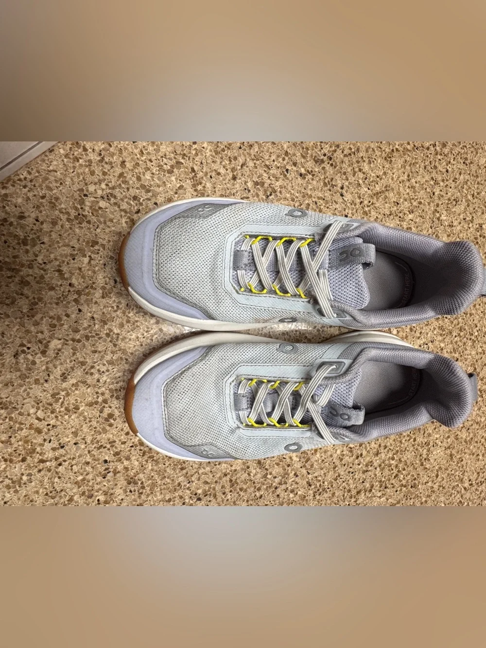 On Running stride sporty color